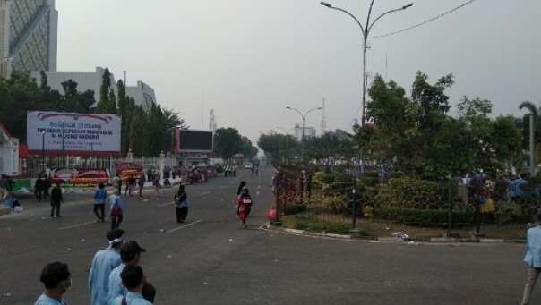 Tampak Jalan Sudirman lengang dari lalu-lalang kendaraan akibat aksi ribuan mahasiswa UIN Suska-Unri (foto: barkah/riau1.com)
