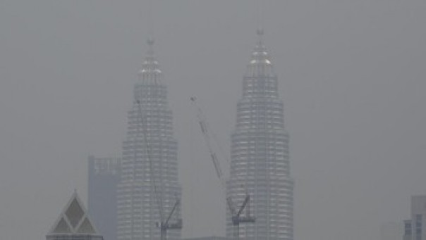Menara Kembar Petronas di Kuala Lumpur diselimuti kabut asap, Selasa. 