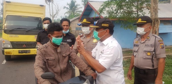 Bagi-bagi masker di Tembilahan Hulu