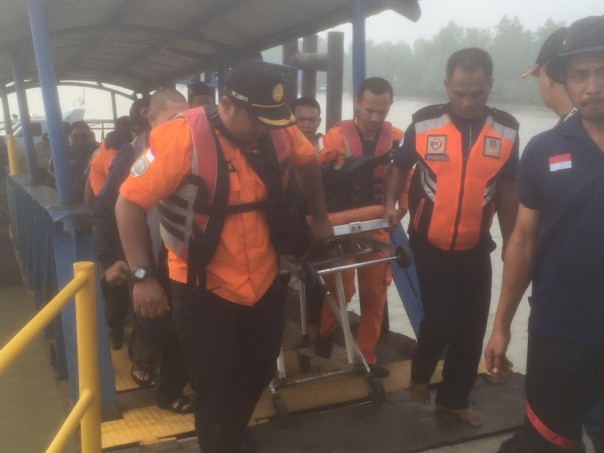 Tim SAR mengevakuasi jasad korban ambruknya dermaga Buton Siak