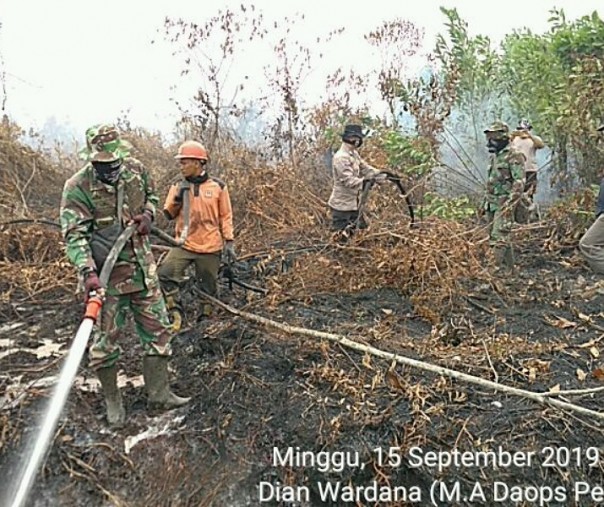 Petugas memadamkan api menggunakan air (Foto: Istimewa/Manggala Agni Daops Pekanbaru)
