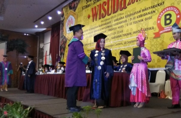 Kegiatan wisuda 554 mahasiswa STIKes-STIMIK Hang Tuah Pekanbaru di Labersa Hotel Pekanbaru (foto: barkah/riau1.com)