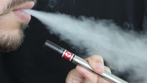 Ilustrasi perokok vape.