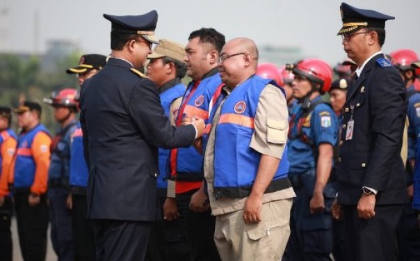 Gubernur DKI Jakarta, Anies Baswedan saat pelepasan Tim Terpadu DKI Jakarta untuk membantu penanganan karhutla di Sumatera