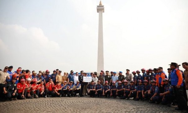 Gubernur DKI Jakarta, Anies Baswedan saat pelepasan Tim Terpadu DKI Jakarta untuk membantu penanganan karhutla di Sumatera (foto: @aniesbaswedan)