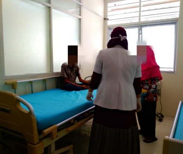 Pasien mengidap penyakit paru-paru tengah mendapatkan perawatan di rumah sakit (Zar/Riau1.com) 