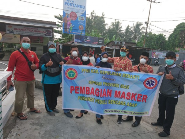 HIPGABI Riau dan PPNI Meranti Saat Membagikan Masker N95