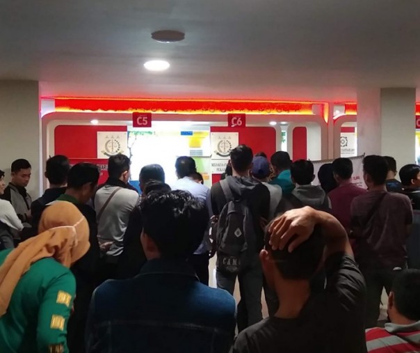Antrean warga di meja layanan Kejari Pekanbaru untuk mengurus surat tilang pelanggaran lalu lintas di Mal Pelayanan Publik. Foto: Surya/Riau1.