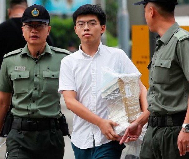 Mantan pemimpin gerakan mahasiswa Joshua Wong keluar dari penjara Hong Kong. Foto: Reuters.