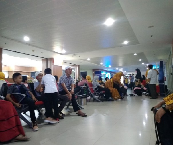 Suasana rombongan jemaah umrah dan keluarga yang menunggu di Bandara Sultan Syarif Kasim II Pekanbaru (Foto: Zar/Riau1.com)