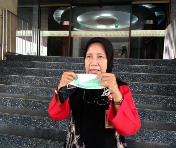 Kepala Dinas Kesehatan Riau Mimi Yuliani Nazir saat memperagakan penggunaan masker sekali pakai (Foto: Zar/Riau1.com)