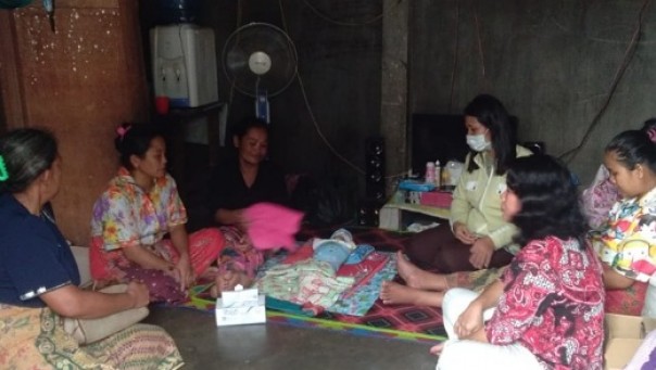 Suasana rumah duka bayi malang di Kecamatan Tenayan Raya Pekanbaru yang diduga meninggal akibat kabut asap