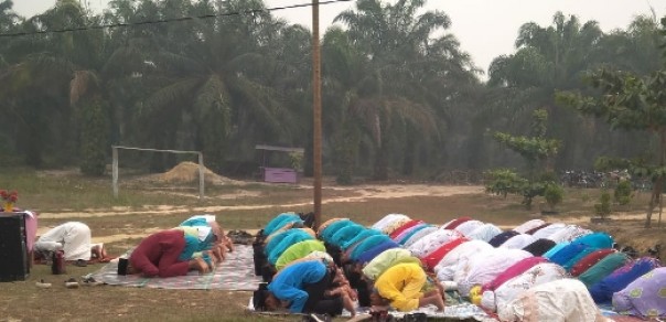 Siswa MTs Miftahul Huda Tasik Serai Bengkalis gelar salat istisqa