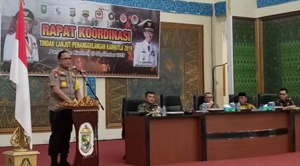 Kapolda Riau, Irjen Pol Widodo Eko Prihastopo saat rapat koordinasi karlahut di Pelalawan