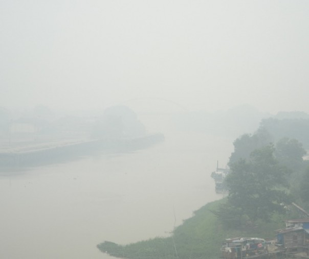 Tebalnya kabut asap membuat Jembatan Siak III di Jalan Yos Sudarso Pekanbaru hilang dari padangan mata, Kamis (19/9/2019). Foto: Surya/Riau1. 