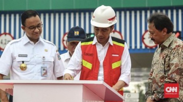 Anies Baswedan dan Presiden Jokowi dalam sebuah acara. 