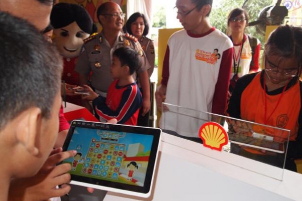 Sejumlah anak SD bermain safety road game, berlatih tertib lalulintas dengan aman. 