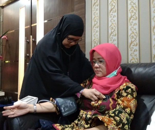 Seorang pasien ISPA tengah menjalani pemeriksaan medis di Rumah Singgah Mal Pelayanan Publik Pekanbaru. Foto: Surya/Riau1.