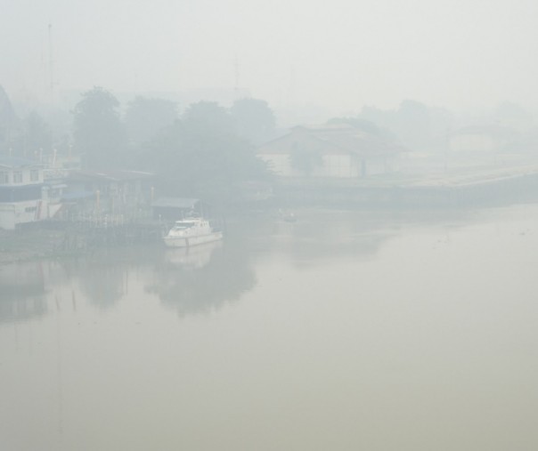 Pelabuhan Pelindo Pekanbaru tak dapat dilihat jelas dari Jembatan Siak IV, Kamis (19/9/2019). Foto: Surya/Riau1.