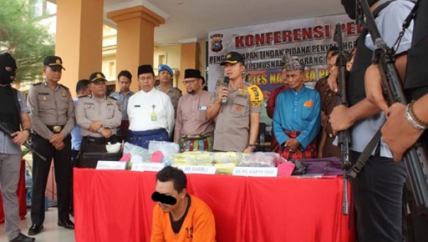 Tersangka AM saat ekspos pengungkapan kasus di Polres Siak