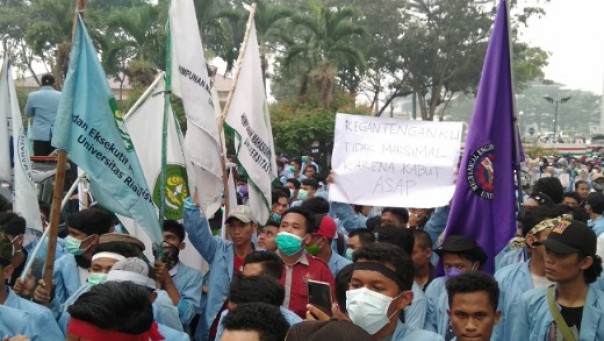 Ratusan massa mahasiswa Unri menggelar aksi di Gerbang Samping Kantor Gubernur Riau (foto: barkah/riau1.com)