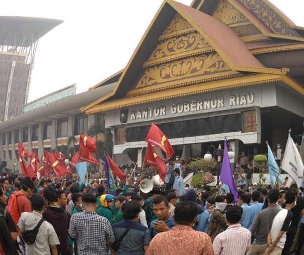 Aksi unjuk rasa di halaman upacara Pemprov Riau (Foto: Zar/Riau1.com)
