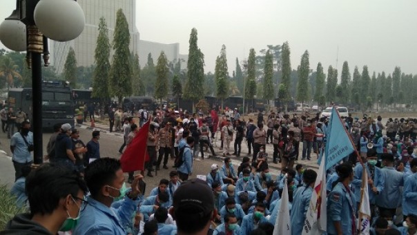 Tampak mobil watercanon disiagakan tak jauh dari ratusan massa mahasiswa yang mulai mendekati teras Kantor Gubernur Riau (foto: barkah/riau1.com)