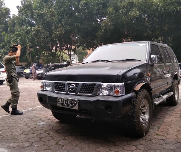 Mobil dinas milik Pemko Pekanbaru yang dikembalikan mantan anggota DPRD Dasrianto ke kantor Satpol PP. Foto: Surya/Riau1.
