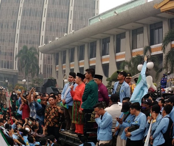 Gubernur Riau Syamsuar saat menerima aksi unjuk rasa Mahasiswa di halaman kantornya (Foto: Zar/Riau1.com)