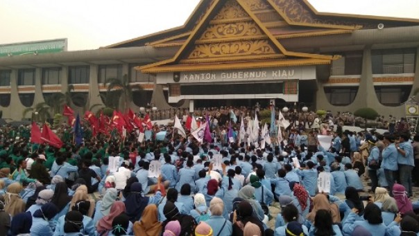 Ratusan massa mahasiswa Unri dan Umri gelar aksi di halaman Kantor Gubernur Riau (foto: barkah/riau1.com)