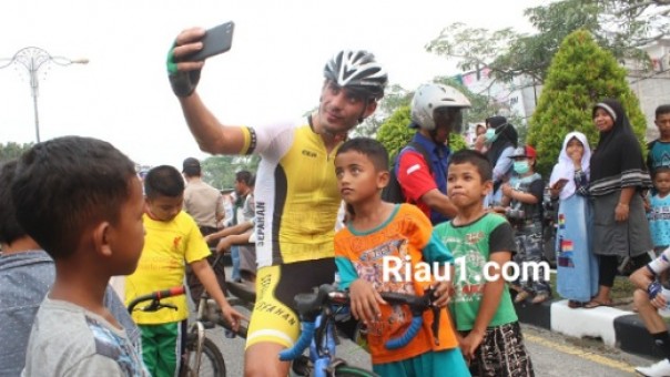 Salah satu peserta TdSi 2019 berfoto dengan anak-anak setempat (foto: dok/riau24group)