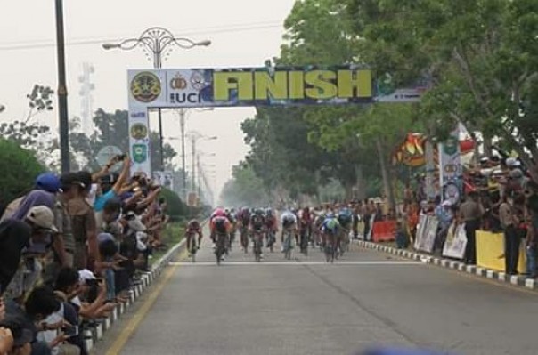 Reno Yudha Sansaka, pebalap sepeda Tim Nasional Indonesia berhasil menjadi yang pertama menyentuh garis finish di etape II TdSi 2019