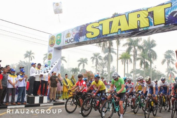 Bupati Siak, Alfedri melepas para pembalap TdSi 2019 etape III (foto: dok/riau24group)