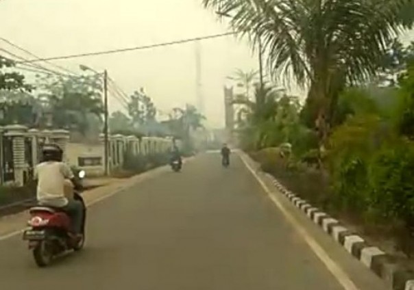 Kondisi di Inhil tampak menguning karena masih diselimuti kabut asap pekat