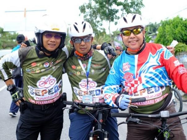 Kepala Dispora Kota Pekanbaru, Zulfahmi Adrian (tengah) bersama Kapolresta Pekanbaru, Kombes Pol Susanto (kiri) saat event Sepeda Nusantara 2018 lalu di Kota Pekanbaru