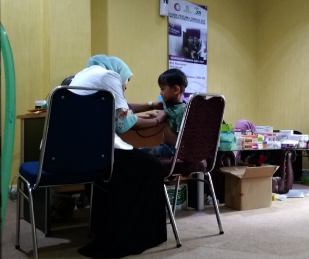 Salah satu dokter yang tengah menangani pasien di posko kesehatan milik PKS(Foto: Zar/Riau1.com)