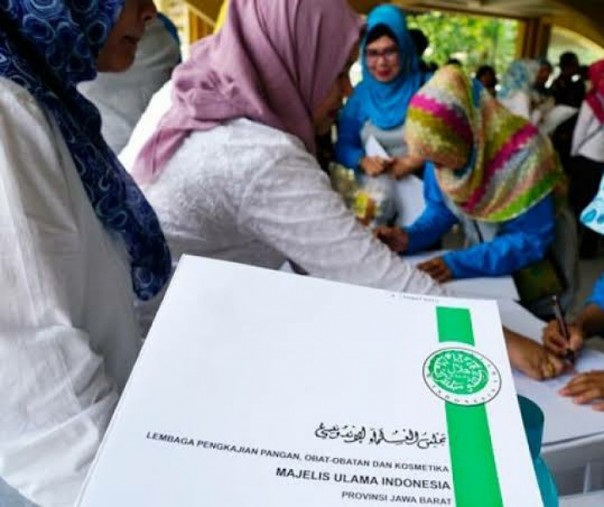 Pengurusan sertifikat halal ke Lembaga Pengkajian Pangan Obat-obatan dan Kosmetika Majelis Ulama Indonesia. Foto: Antara.