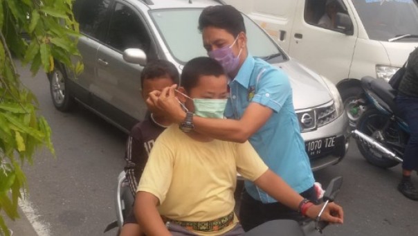 Pemuda Kecamatan Tualang Siak bagi-bagi masker