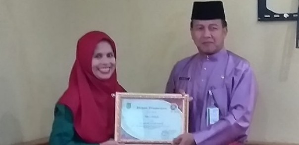 Kadis PMPTSP memberikan reward kepada pegawainya