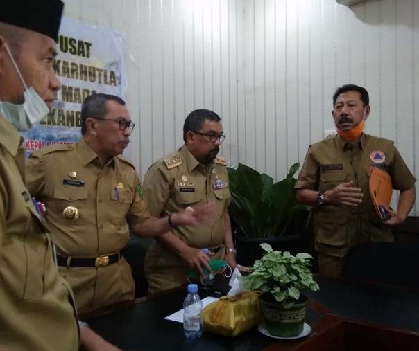 Dari kanan: Kepala BPBD Riau Edwar Sanger, Waguri Edy Natar Nasution, Gubri Syamsuar, dan Penjabat Sekda Riau Ahmad Syah Harrofie. Foto: Surya/Riau1.