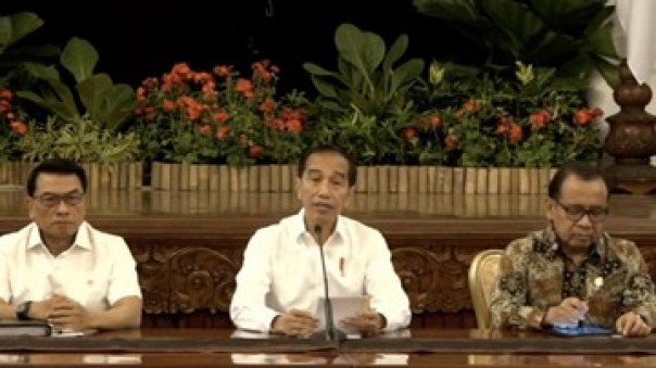 Moeldoko (kiri) dan Presiden Jokowi (tengah).