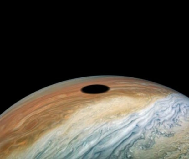 Gerhana matahari di Jupiter. Foto: NASA.
