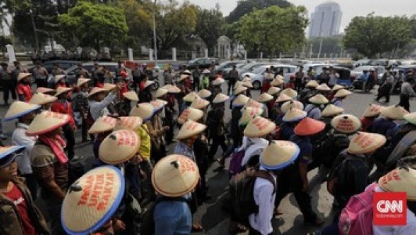 Aksi demo ribuan petani di depan Istana Negara, Selasa siang. 