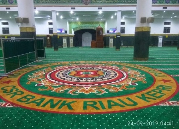 Karpet di Masjid Agung An Nur Riau bertuliskan logo CSR BRK