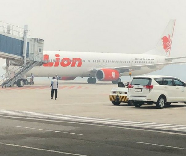 Pesawat Lion Air di apron Bandara Sultan Syarif Kasim II Pekanbaru. Foto: Lion Air Group.