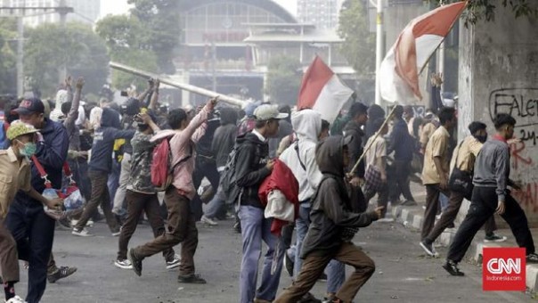 Massa pelajar STM atau SMK demo di Gedung DPR RI, Rabu siang hingga malam. 
