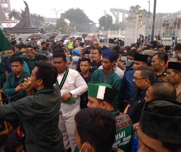 HMI menggelar unjuk rasa di depan kantor Gubernur Riau (Foto: Zar/Riau1.com)