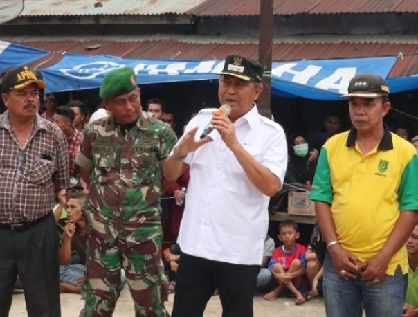 Wabup Inhil saat berada di Desa Sungai Luar Kecamatan Batang Tuaka