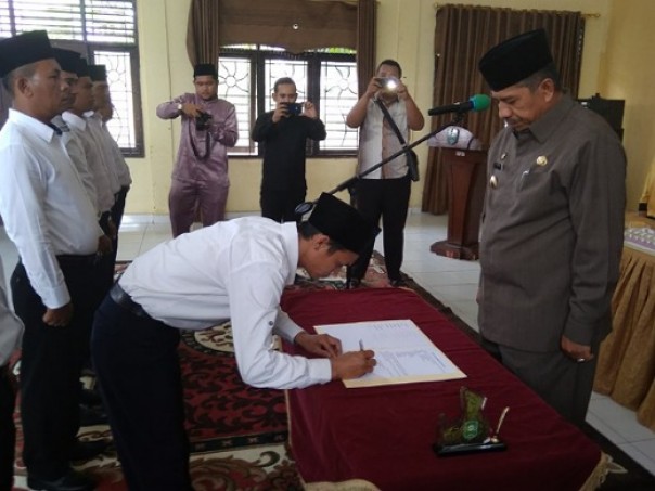 Bupati Siak, Alfedri melantik Bapekam Kampung Buatan II serta mengambil sumpah jabatan Pj Penghulu Kampung Buatan II