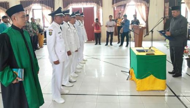 Bupati Siak, Alfedri saat melantik 5 Pj Kampung dan Bapekam di Kecamatan Sei Apit